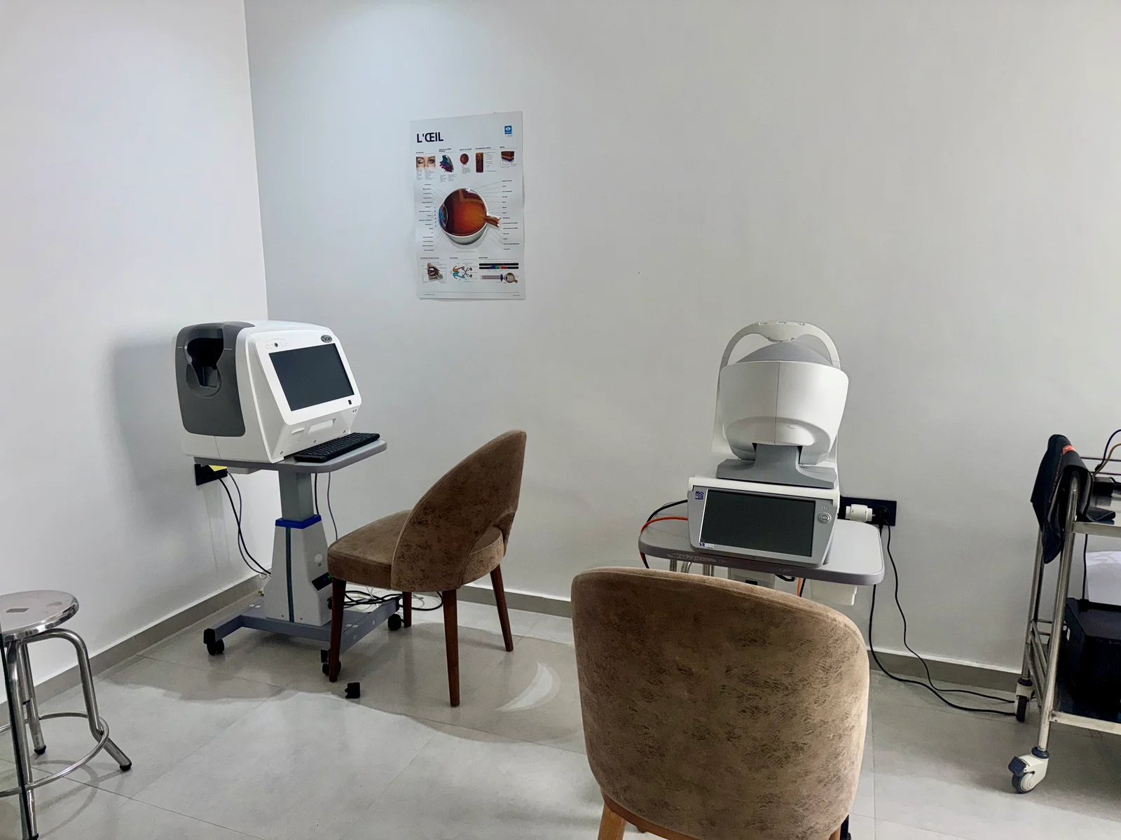 Espace du cabinet avec les appareils réels de mesure et d’imagerie oculaire