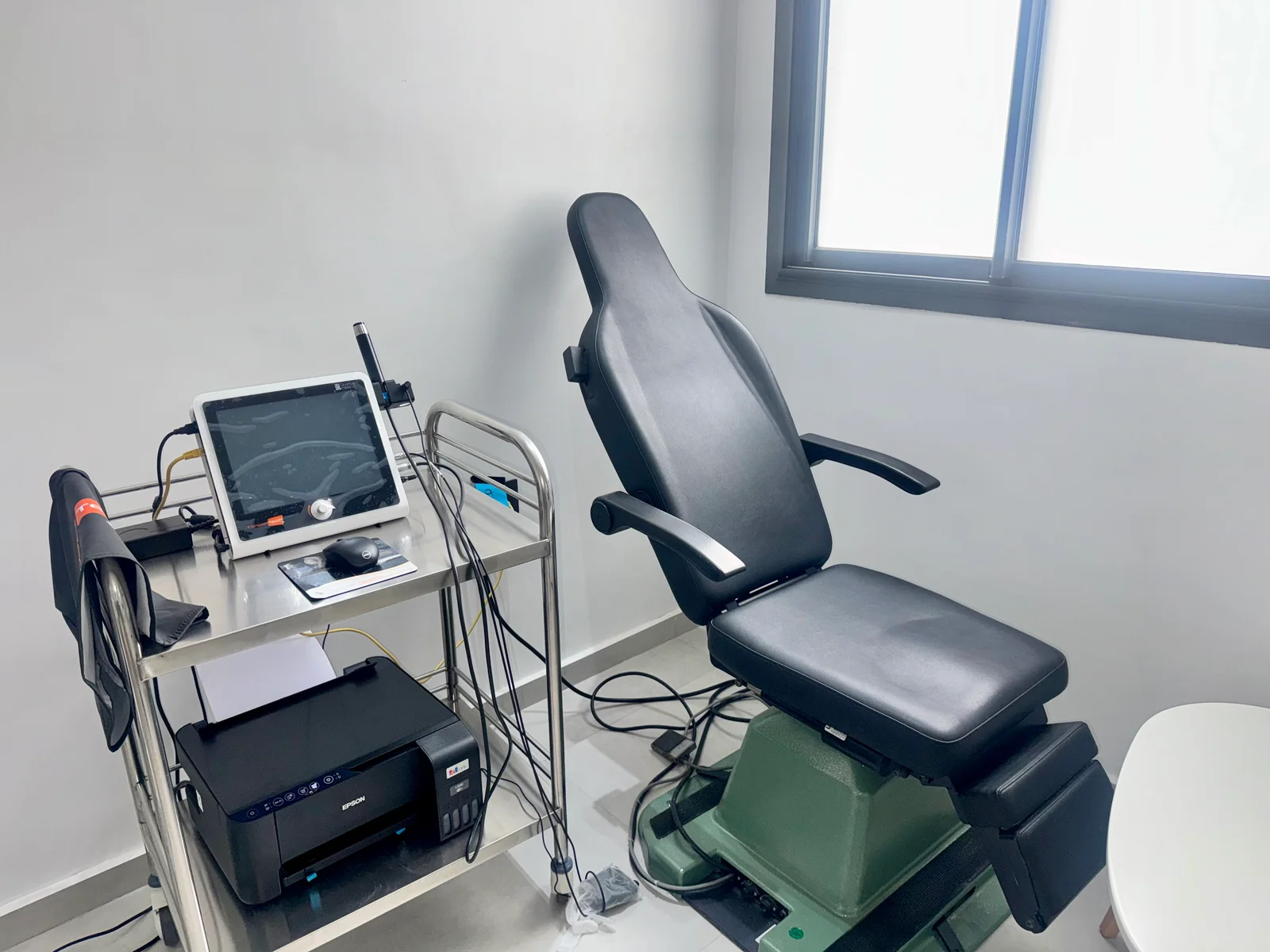 Fauteuil d’examen et échographe dans l’espace d’exploration du cabinet