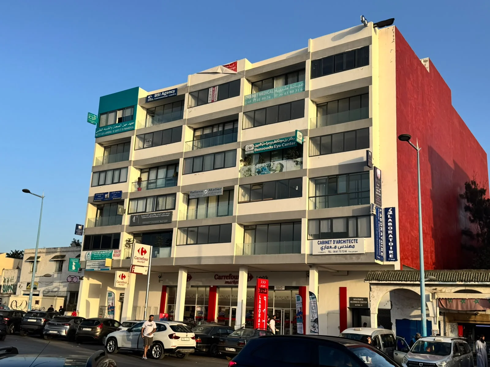 L’immeuble Carrefour et le Bensouda Eye Center à Bouznika