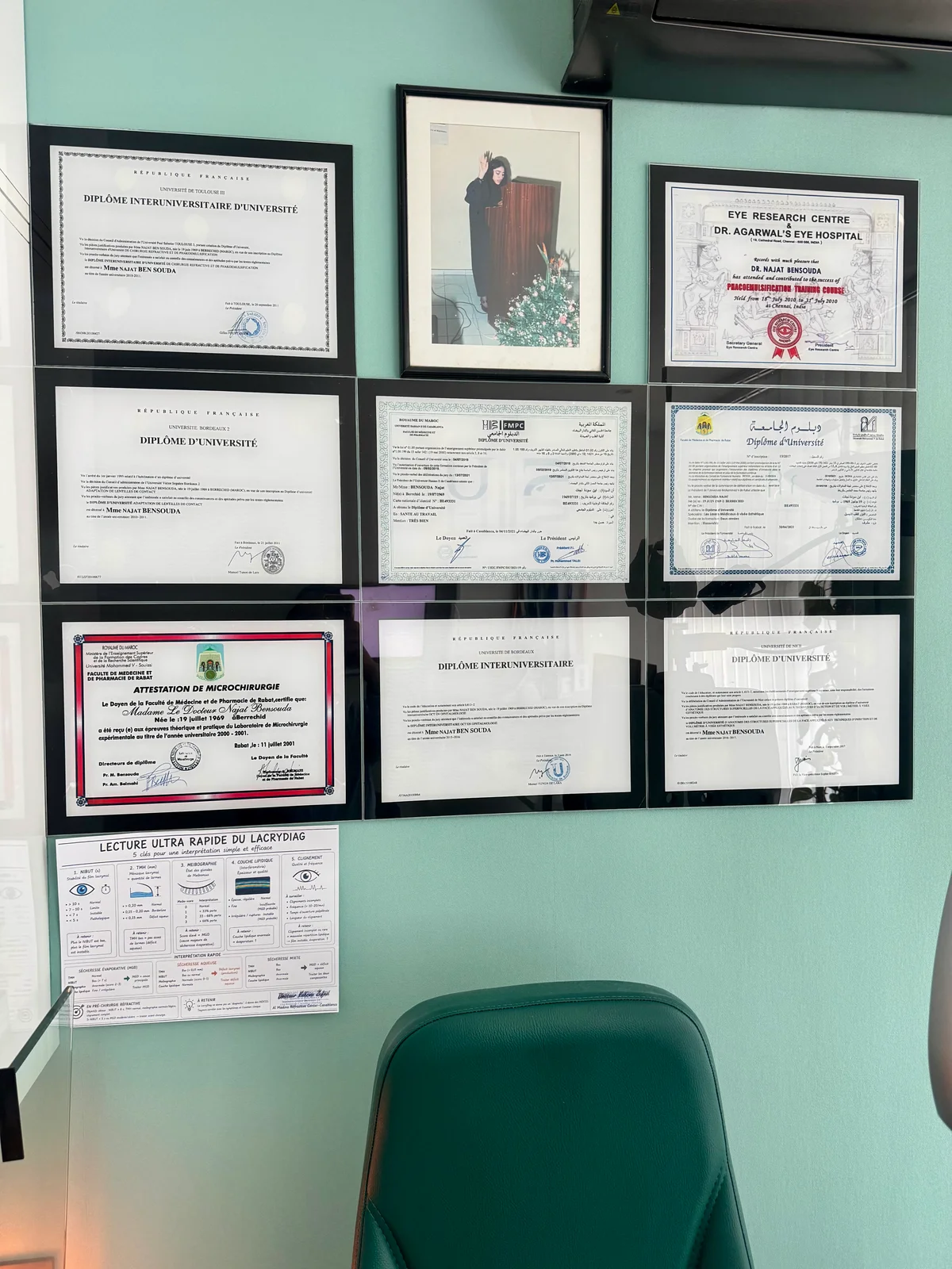 Les diplômes encadrés dans le bureau du Dr Najat Bensouda